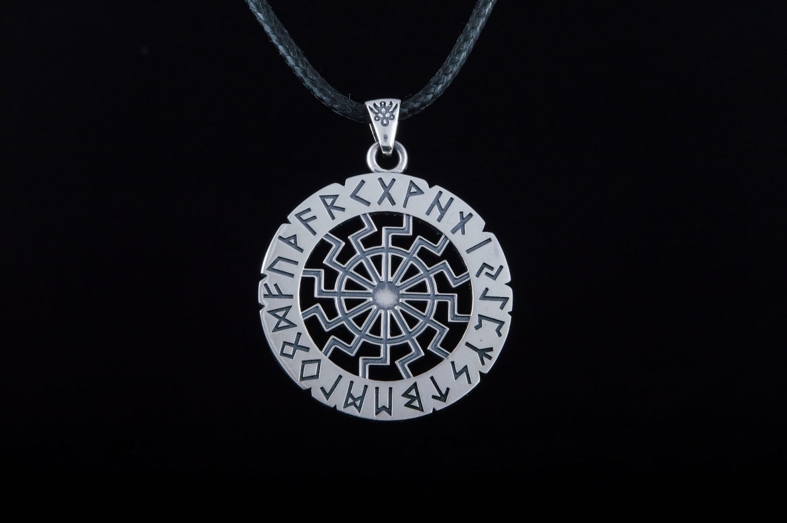 Pendentif Soleil Noir et Futhark Ancien — Argent 925
