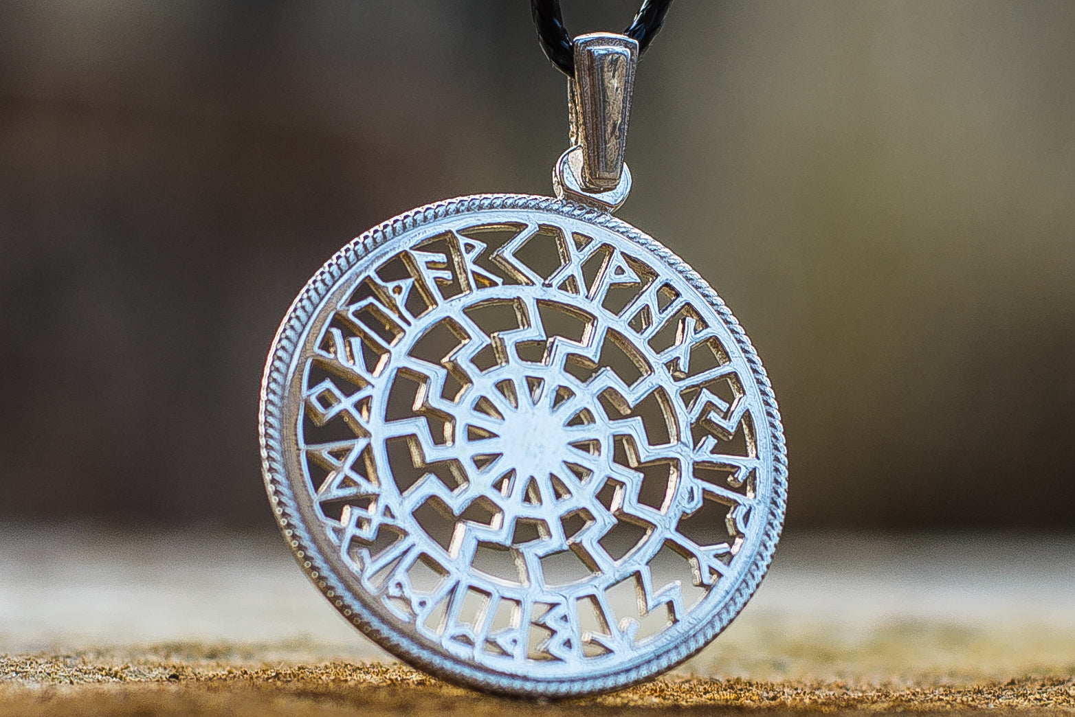 Pendentif Soleil Noir Sigrun — Argent 925