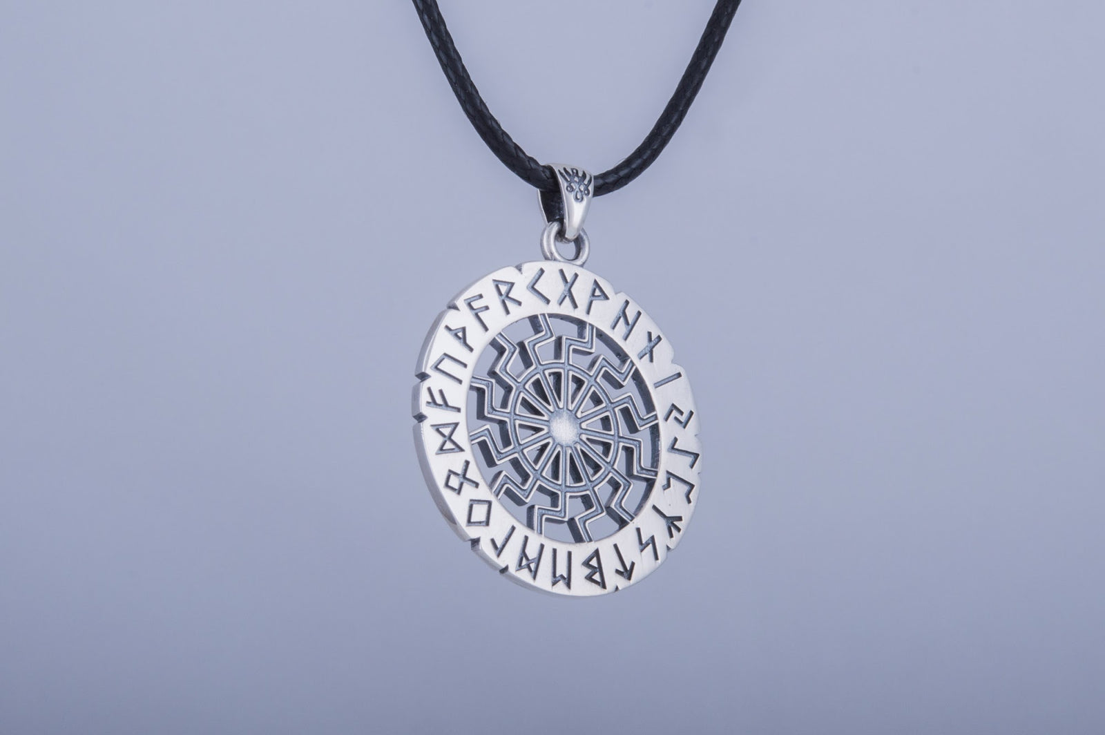 Pendentif Soleil Noir et Futhark Ancien — Argent 925