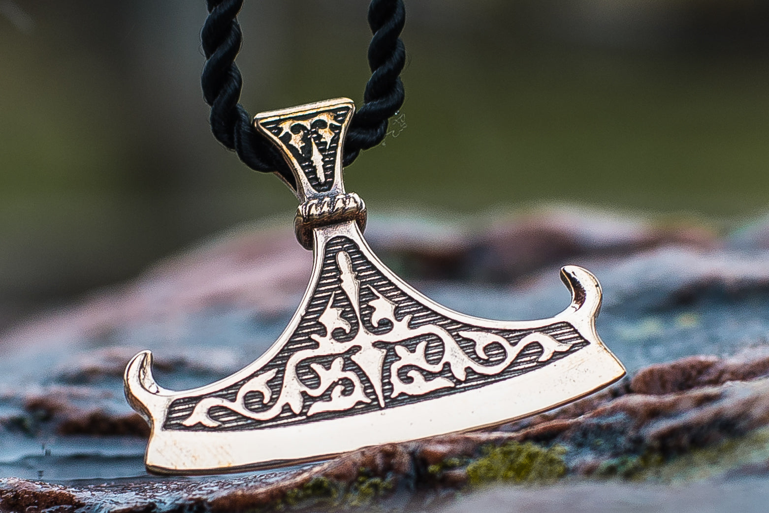 Pendentif Perun et Hache — Bronze