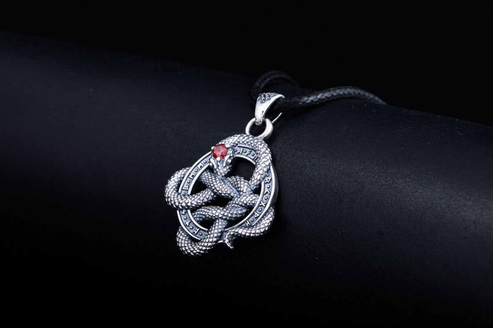 Pendentif Serpent et Runes pierre rouge — Argent 925