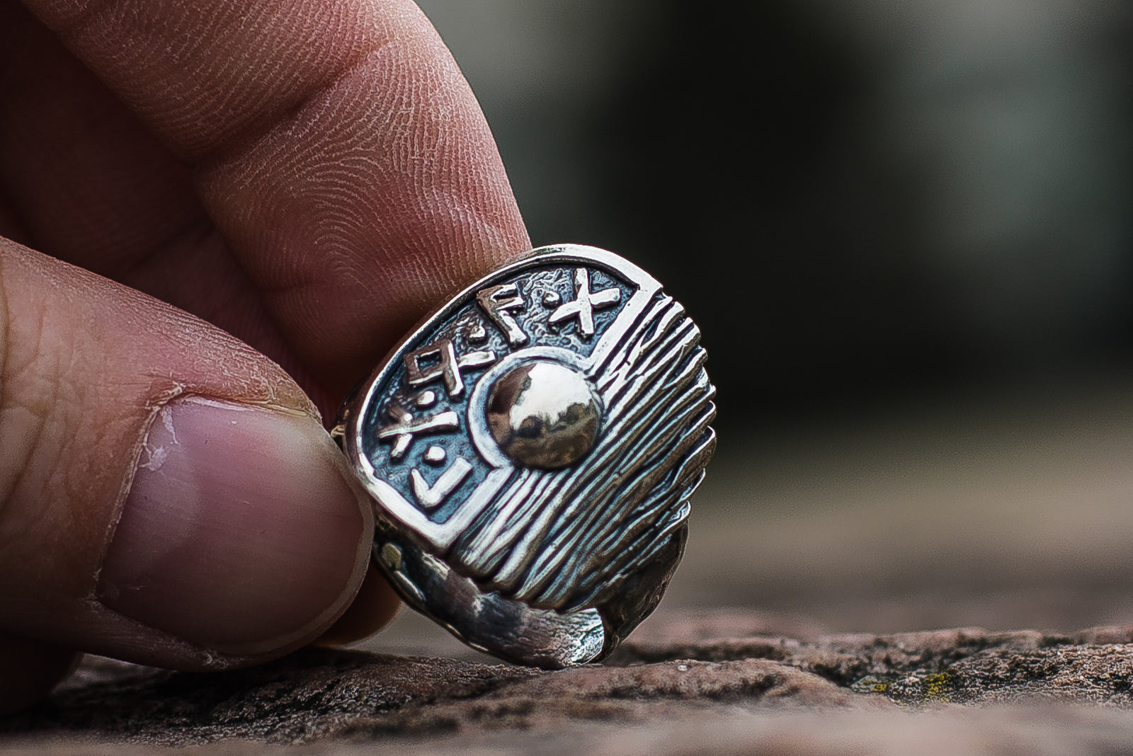Bague Texturée Bouclier et Runes — Argent 925