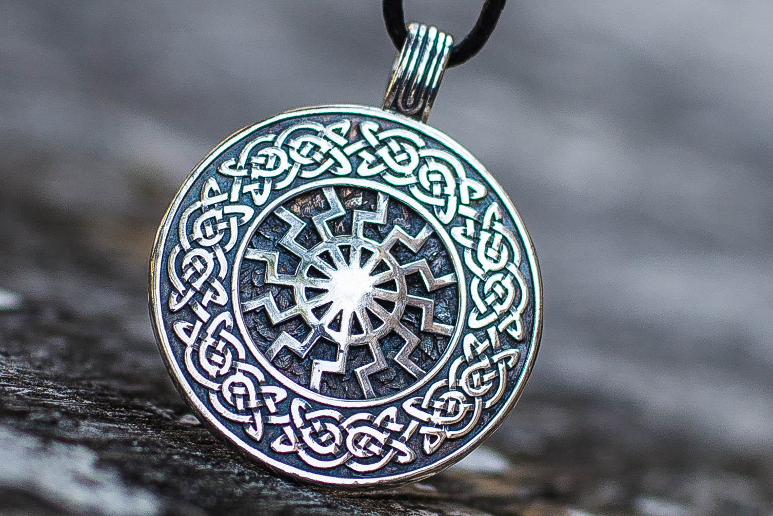 Pendentif Soleil Noir et Ornement — Argent 925