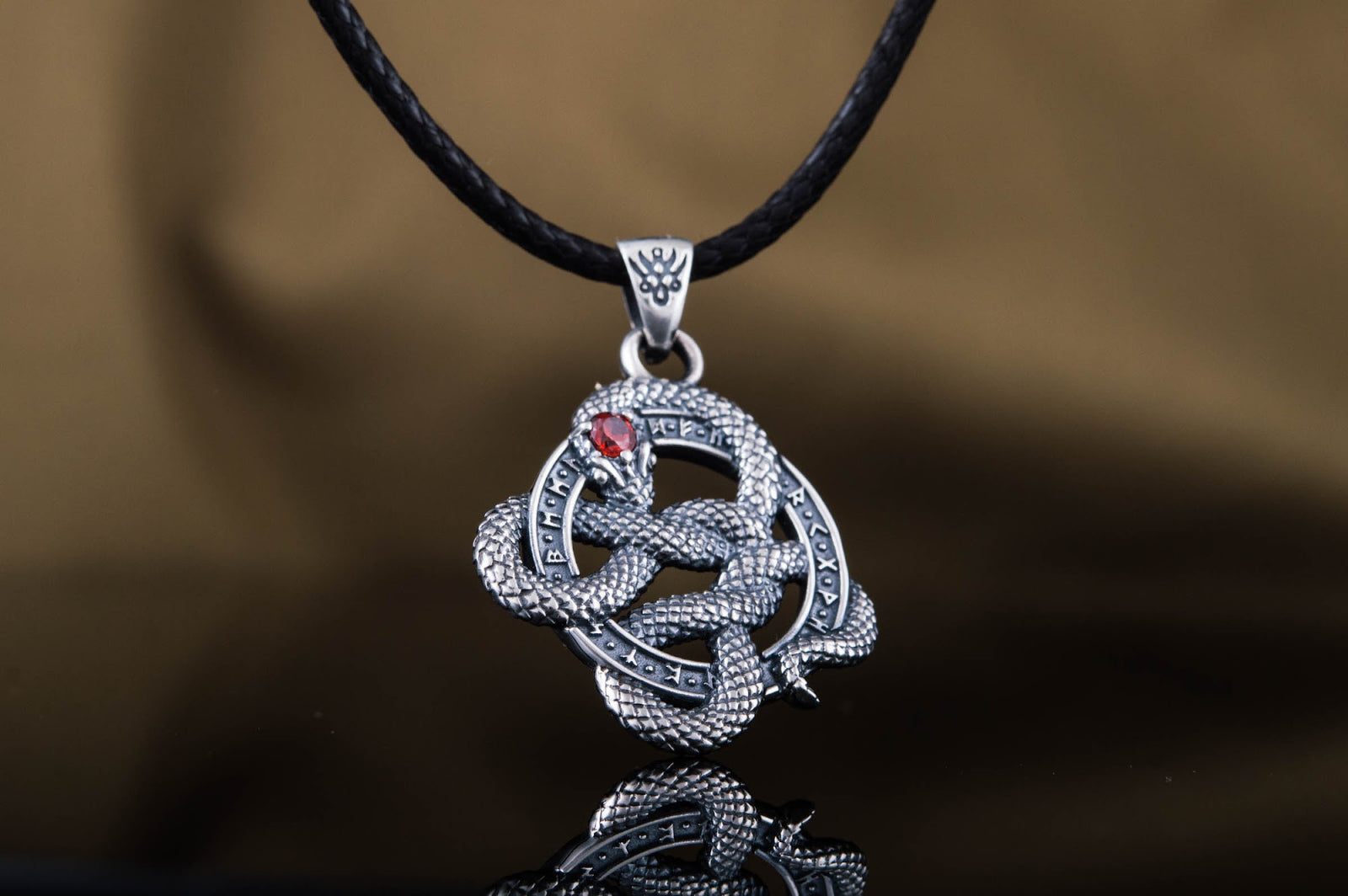 Pendentif Serpent et Runes pierre rouge — Argent 925