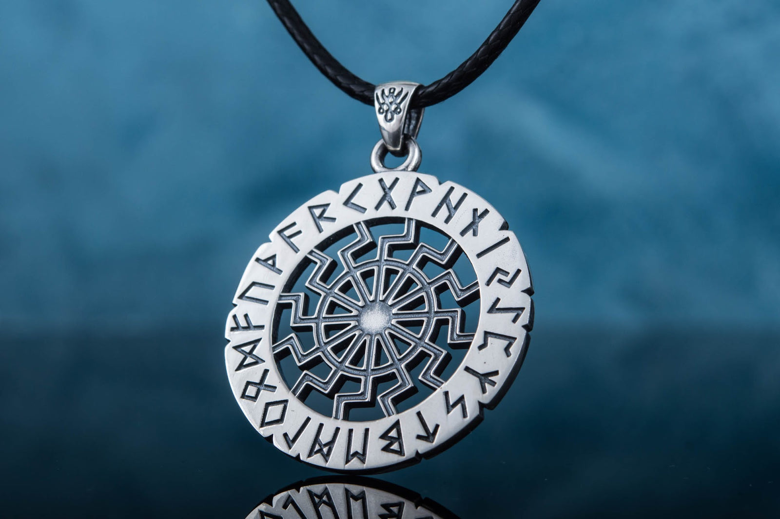 Pendentif Soleil Noir et Futhark Ancien — Argent 925