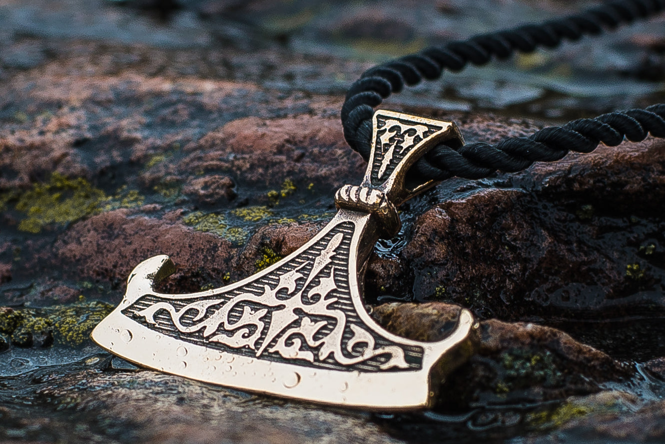 Pendentif Perun et Hache — Bronze