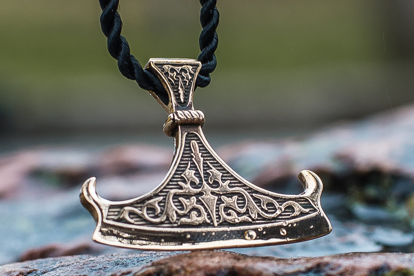 Pendentif Perun et Hache — Bronze