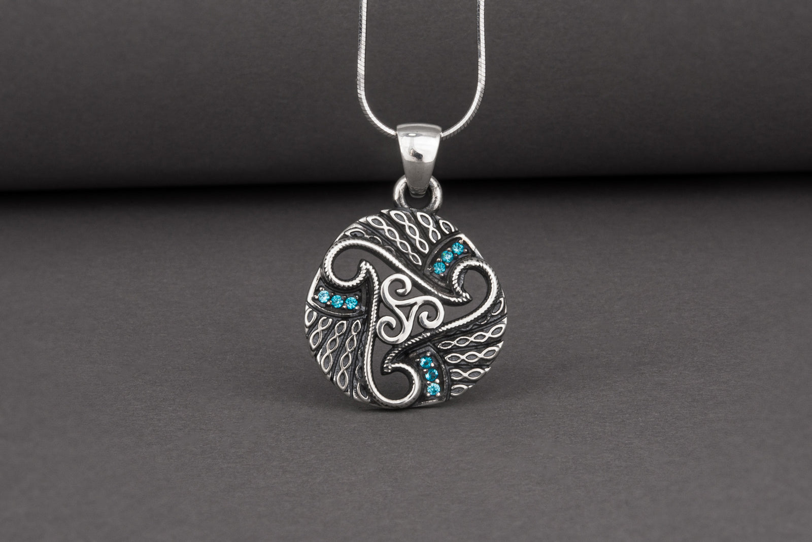 Pendentif Triskèle serti de pierres — Argent 925