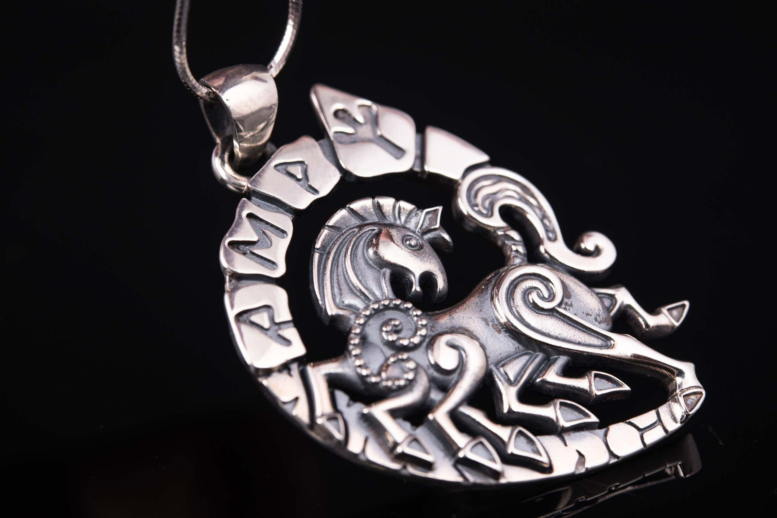 Pendentif Sleipnir et Runes — Argent 925