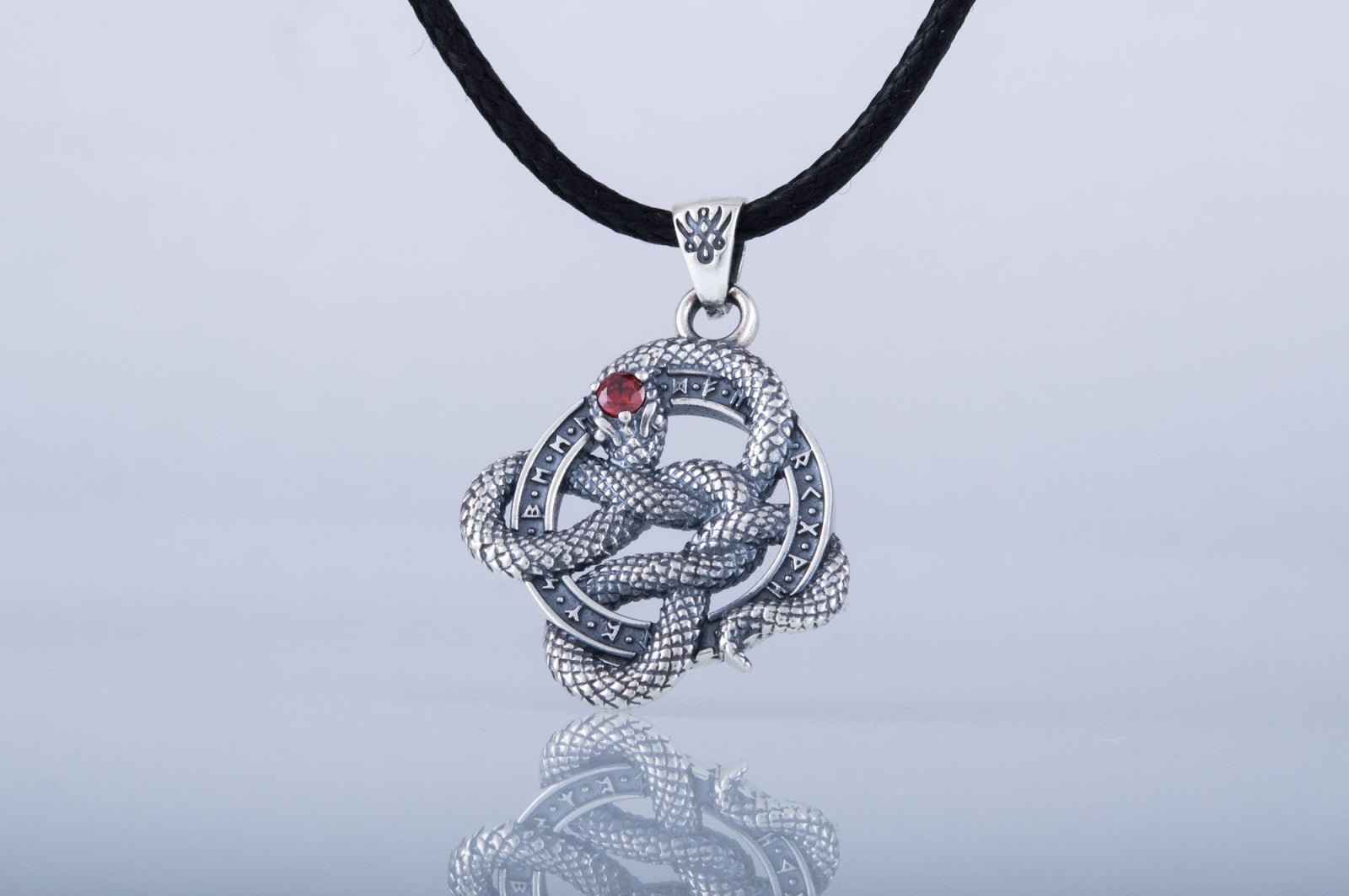 Pendentif Serpent et Runes pierre rouge — Argent 925