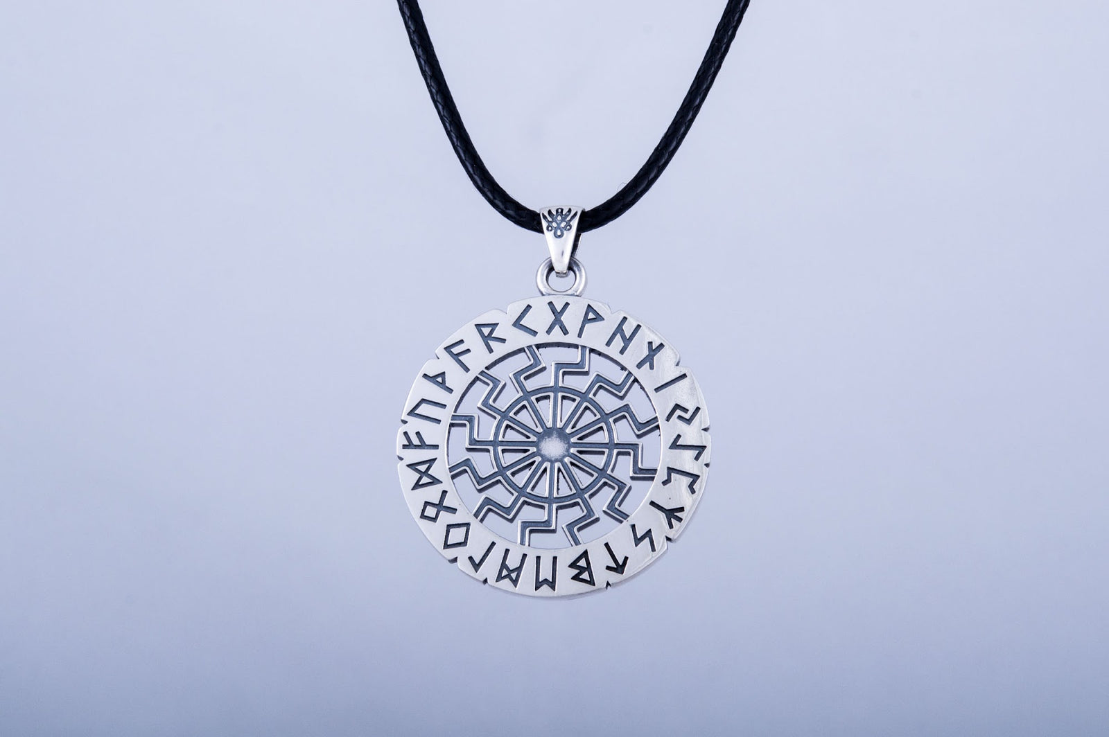 Pendentif Soleil Noir et Futhark Ancien — Argent 925
