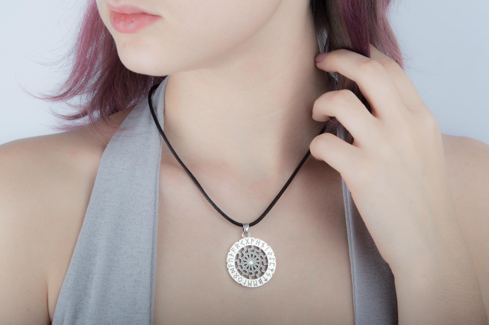 Pendentif Soleil Noir et Futhark Ancien — Argent 925