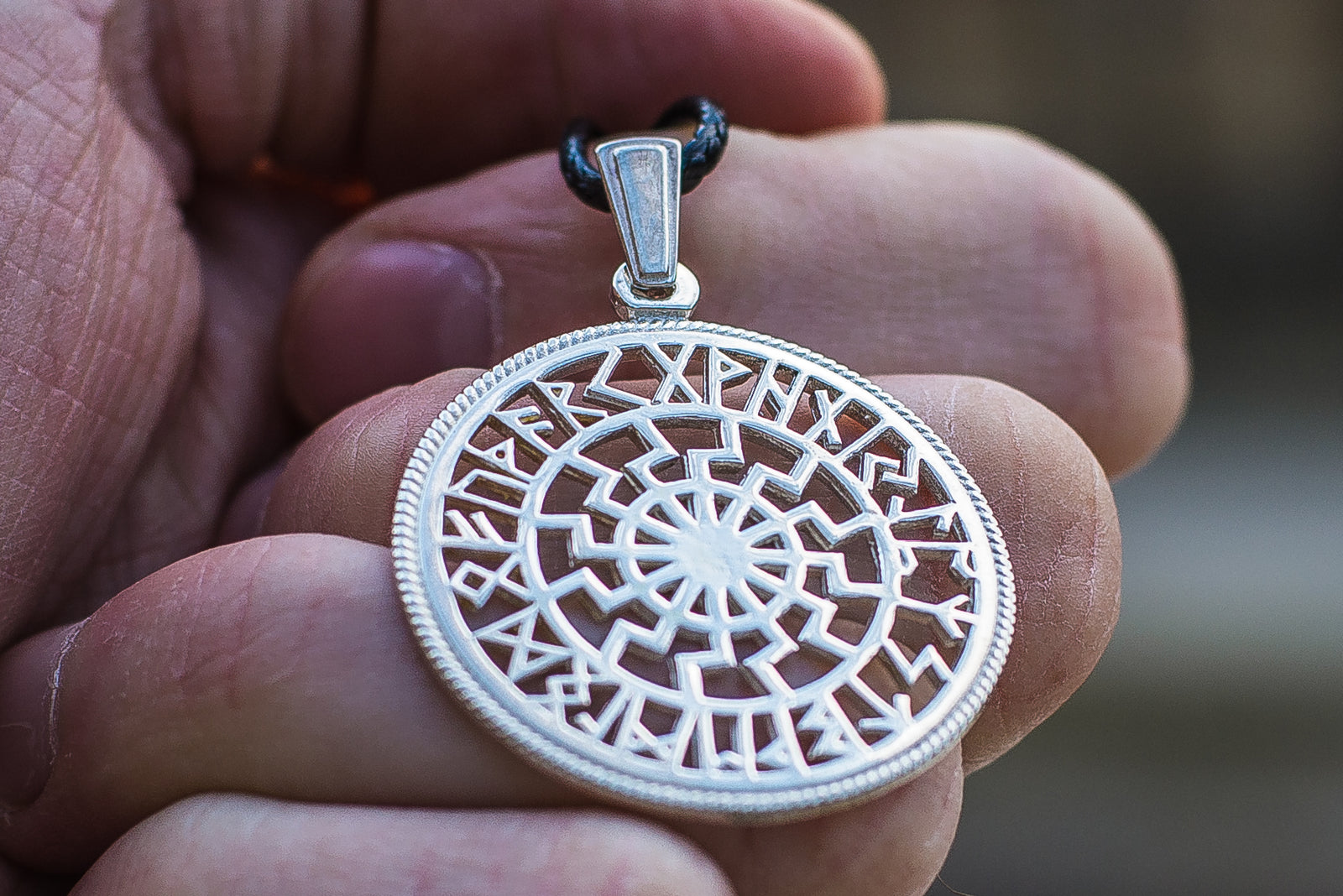 Pendentif Soleil Noir Sigrun — Argent 925