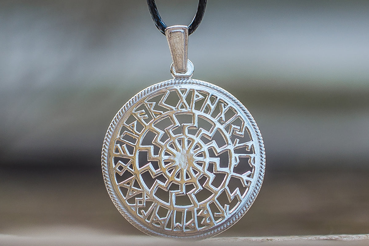 Pendentif Soleil Noir Sigrun — Argent 925