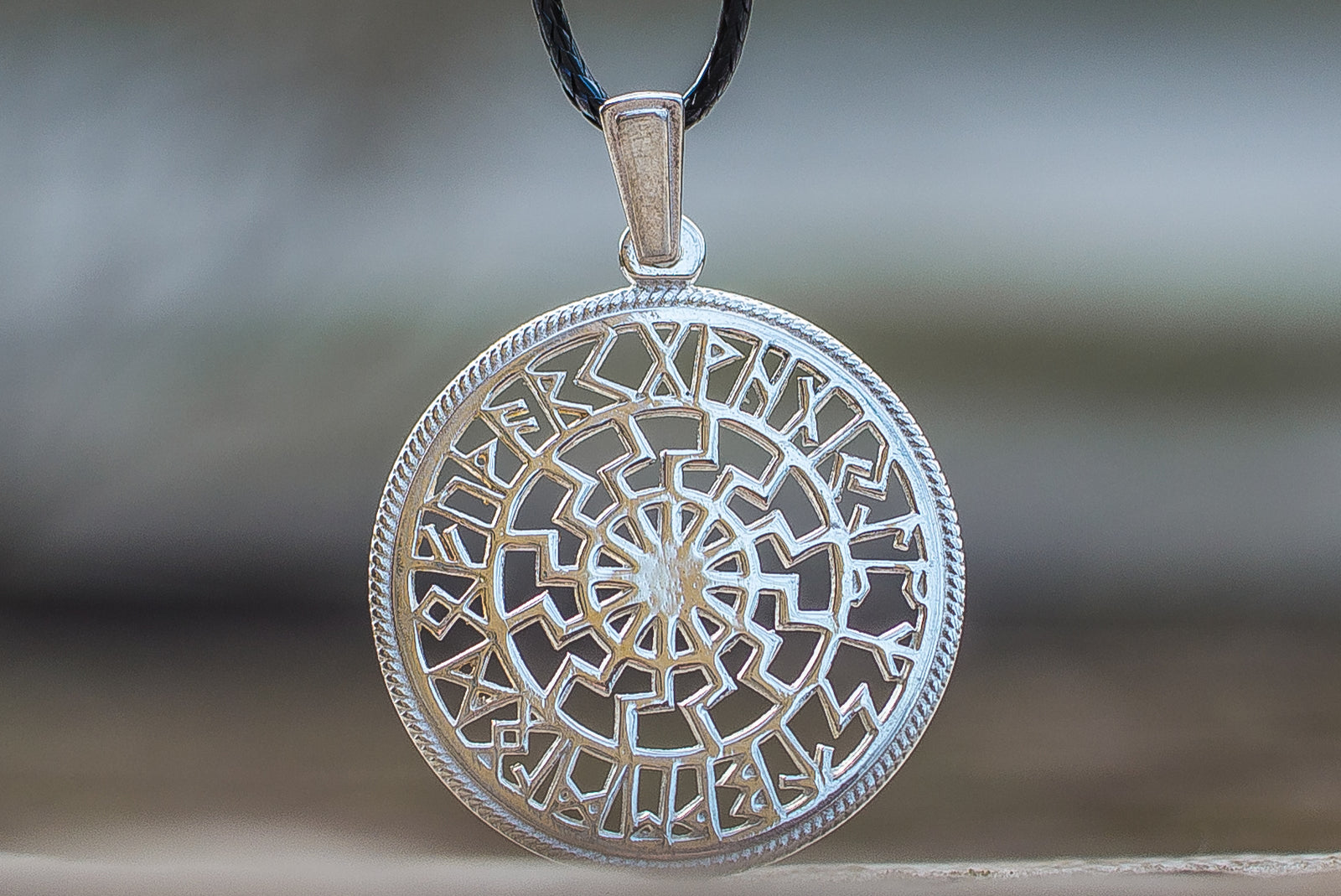 Pendentif Soleil Noir Sigrun — Argent 925