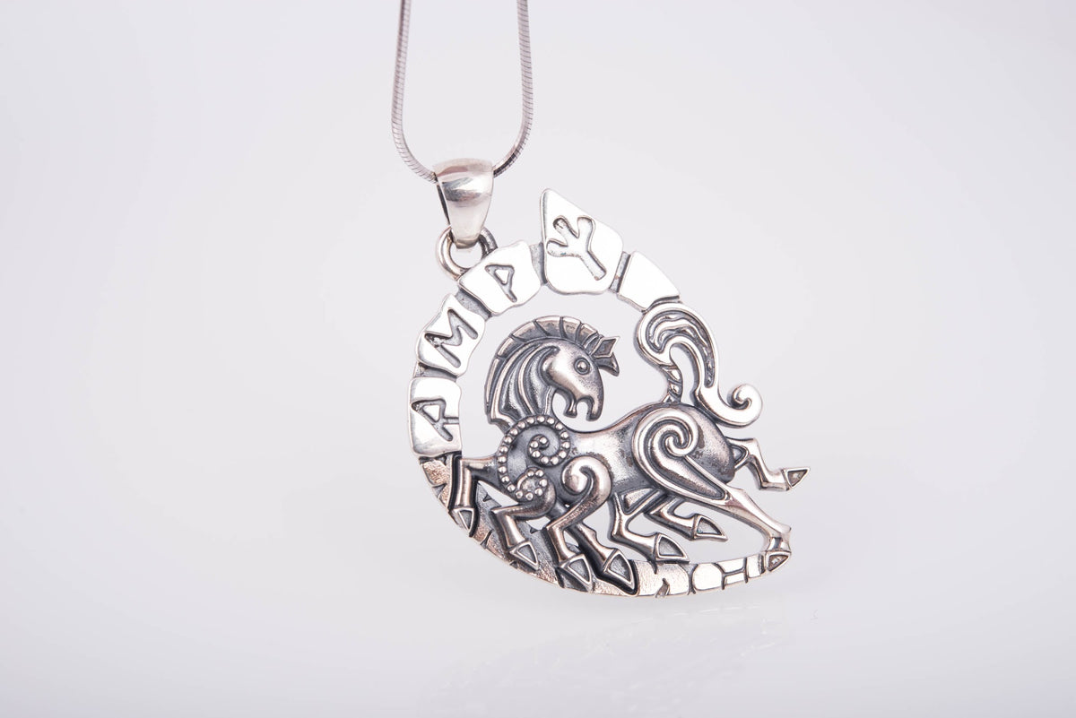 Pendentif Sleipnir et Runes — Argent 925