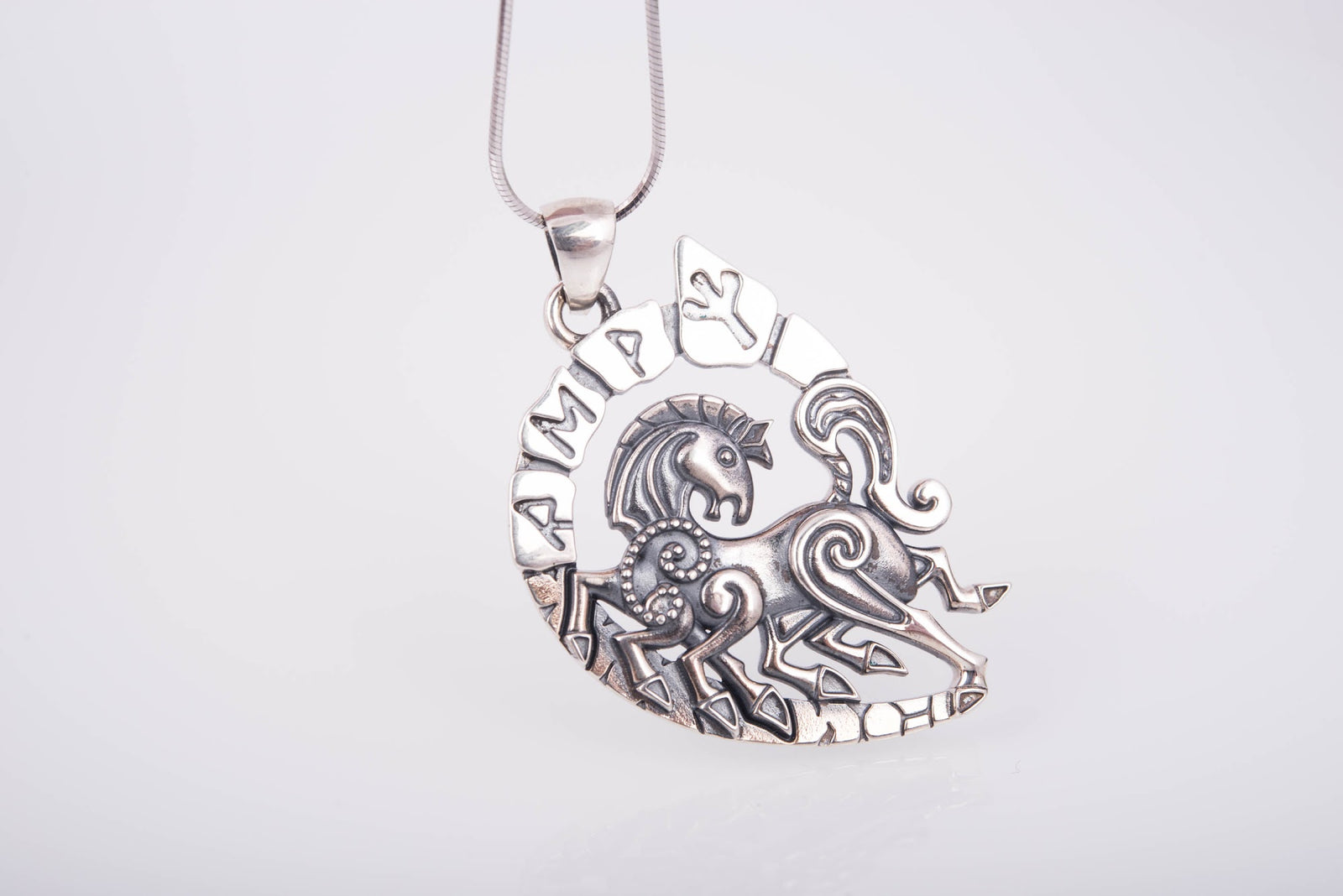 Pendentif Sleipnir et Runes — Argent 925