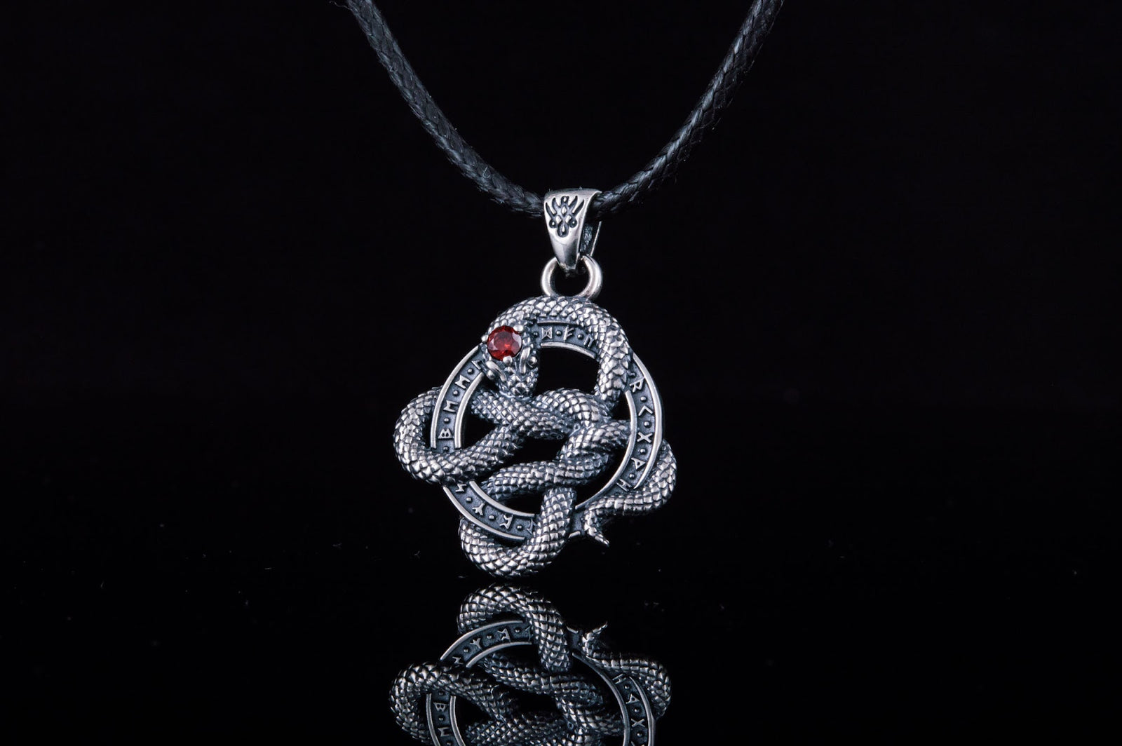 Pendentif Serpent et Runes pierre rouge — Argent 925