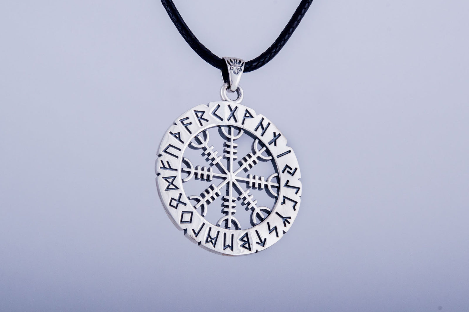 Pendentif Aegishjalmur et Futhark Ancien — Argent 925