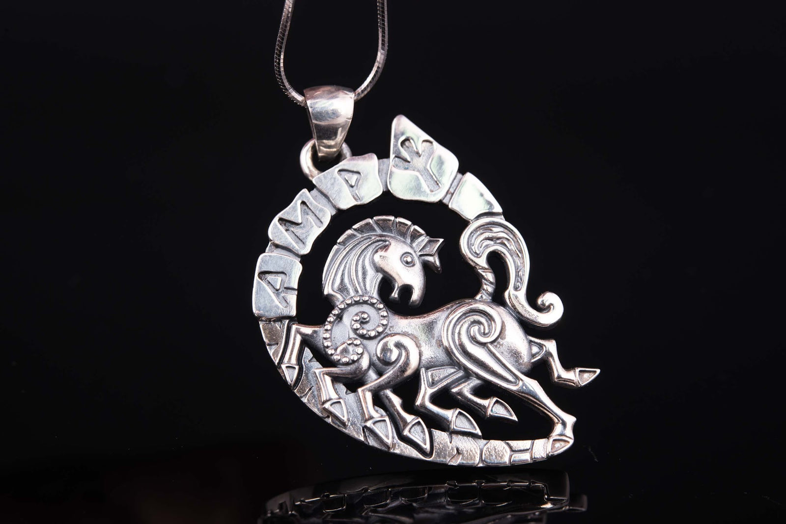 Pendentif Sleipnir et Runes — Argent 925