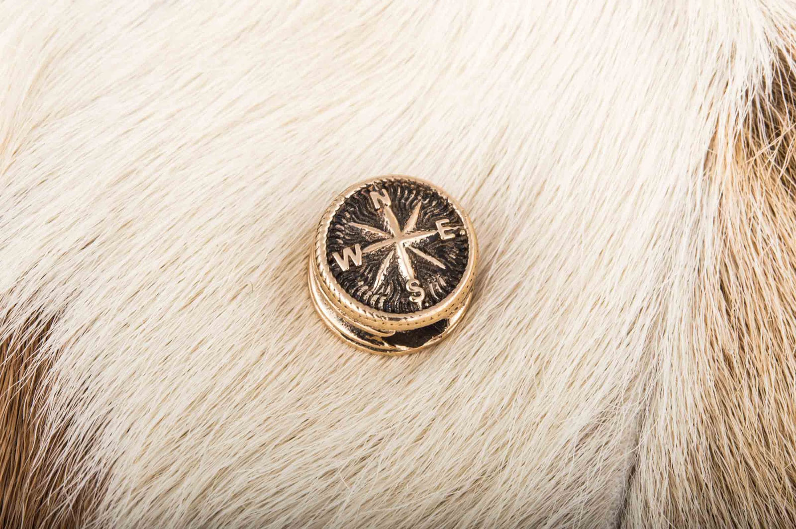 Perle de Barbe Médaillon Rose des Vents — Bronze