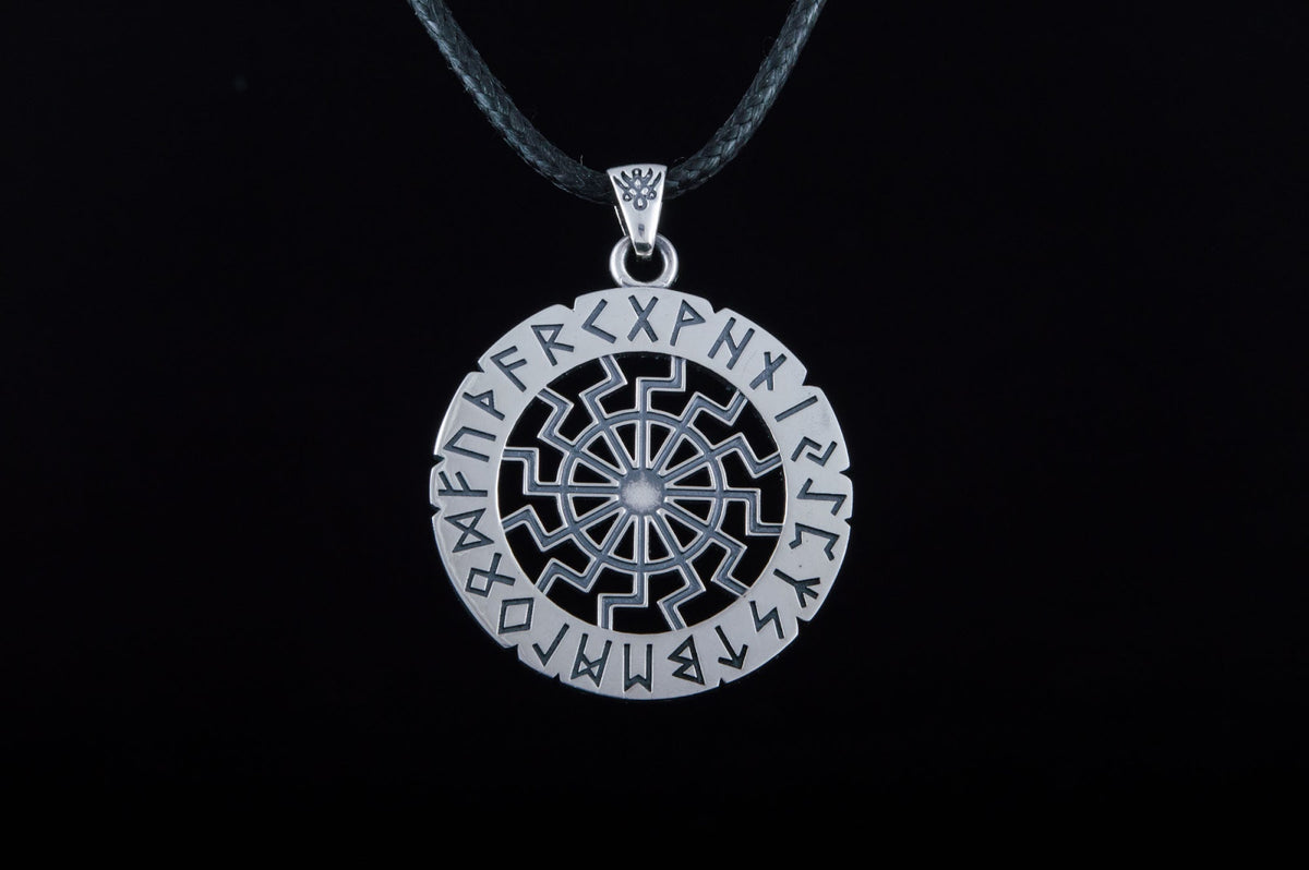 Pendentif Soleil Noir et Futhark Ancien — Argent 925