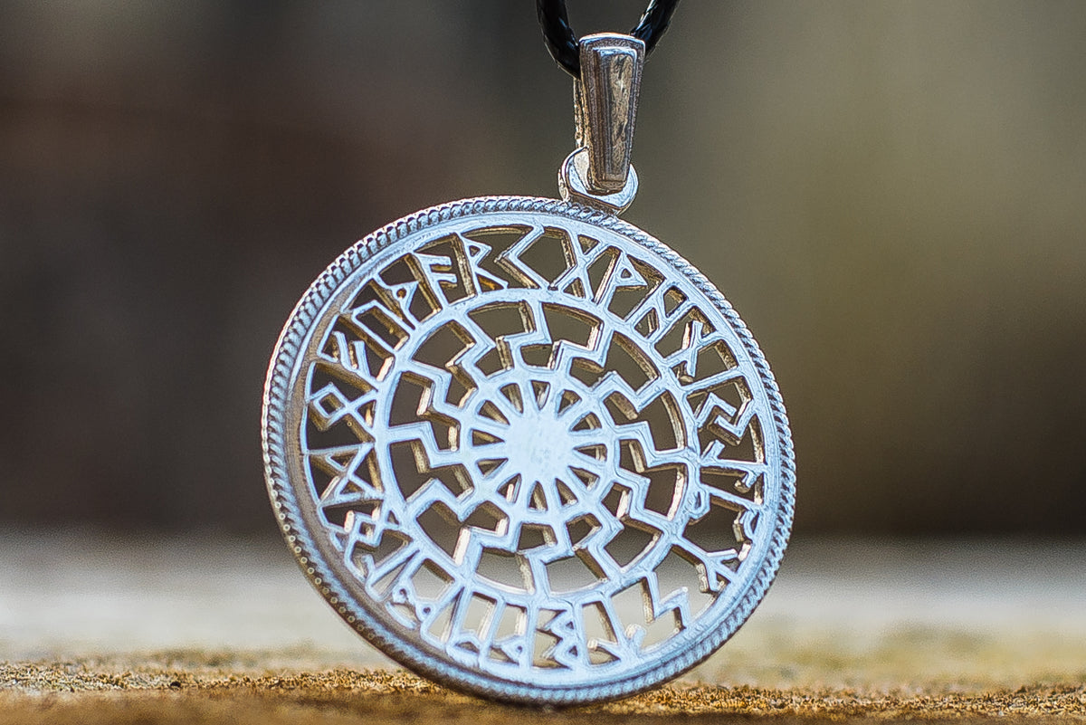 Pendentif Soleil Noir Sigrun — Argent 925