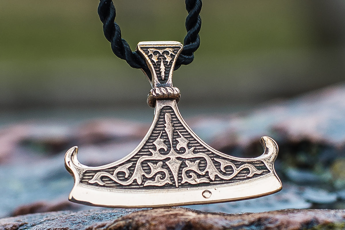 Pendentif Perun et Hache — Bronze