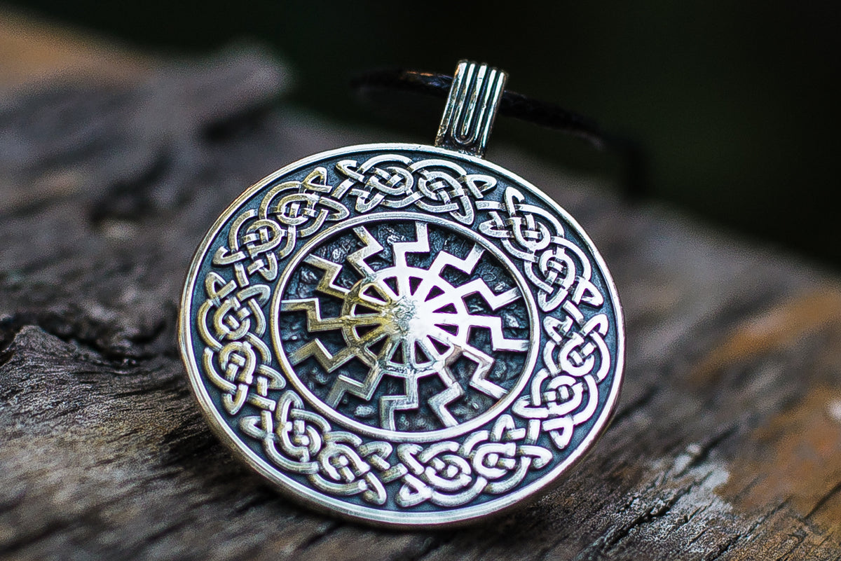 Pendentif Soleil Noir et Ornement — Argent 925