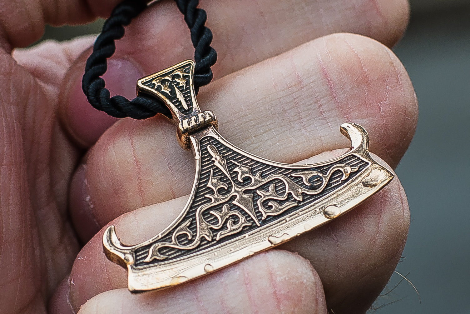 Pendentif Perun et Hache — Bronze