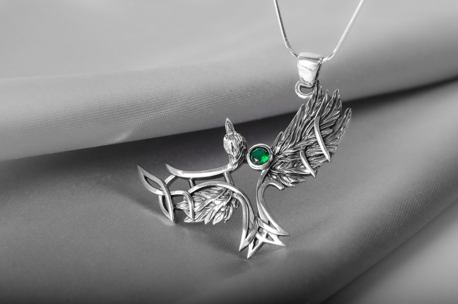 Pendentif Corbeau et Nœud Celtique pierre verte — Argent 925