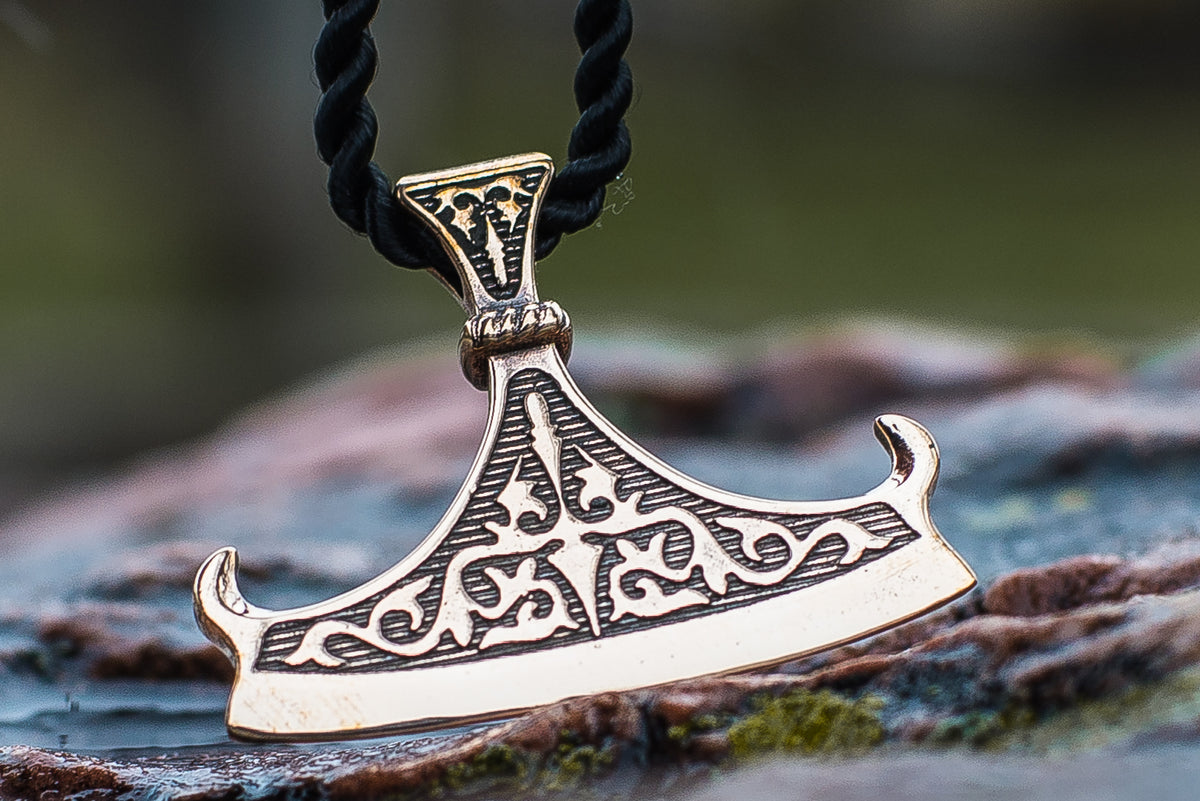 Pendentif Perun et Hache — Bronze