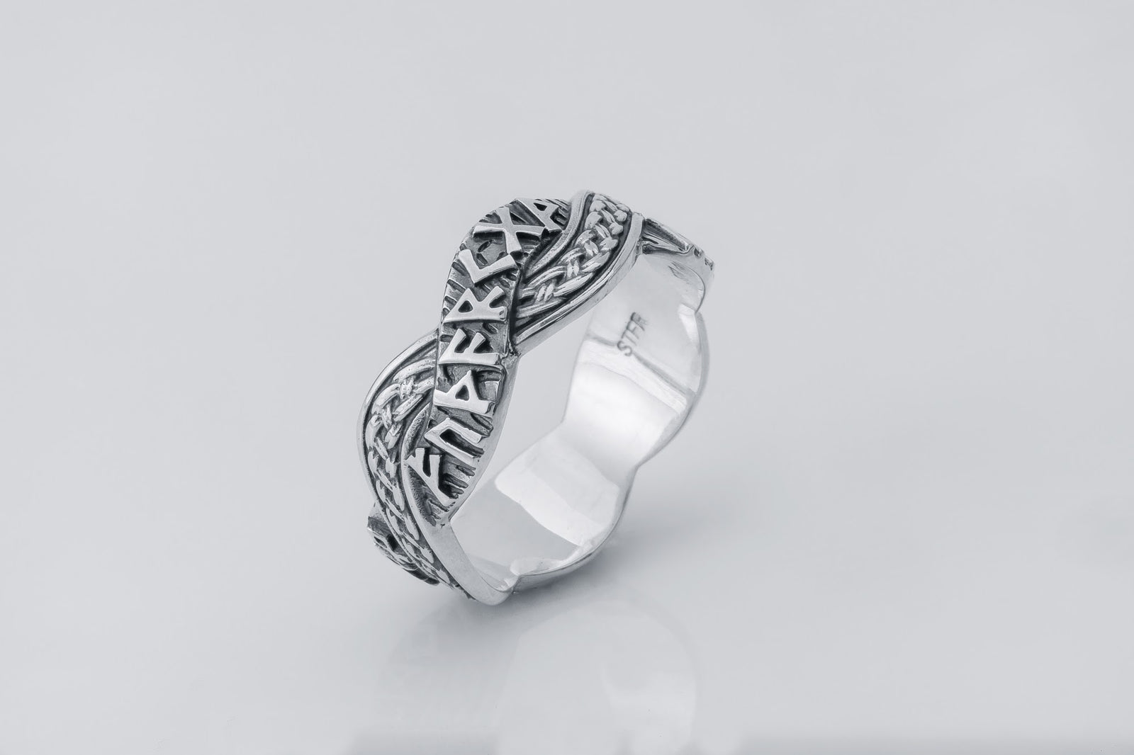 Bague Futhark Ancien et Runes Sigrun — Argent 925