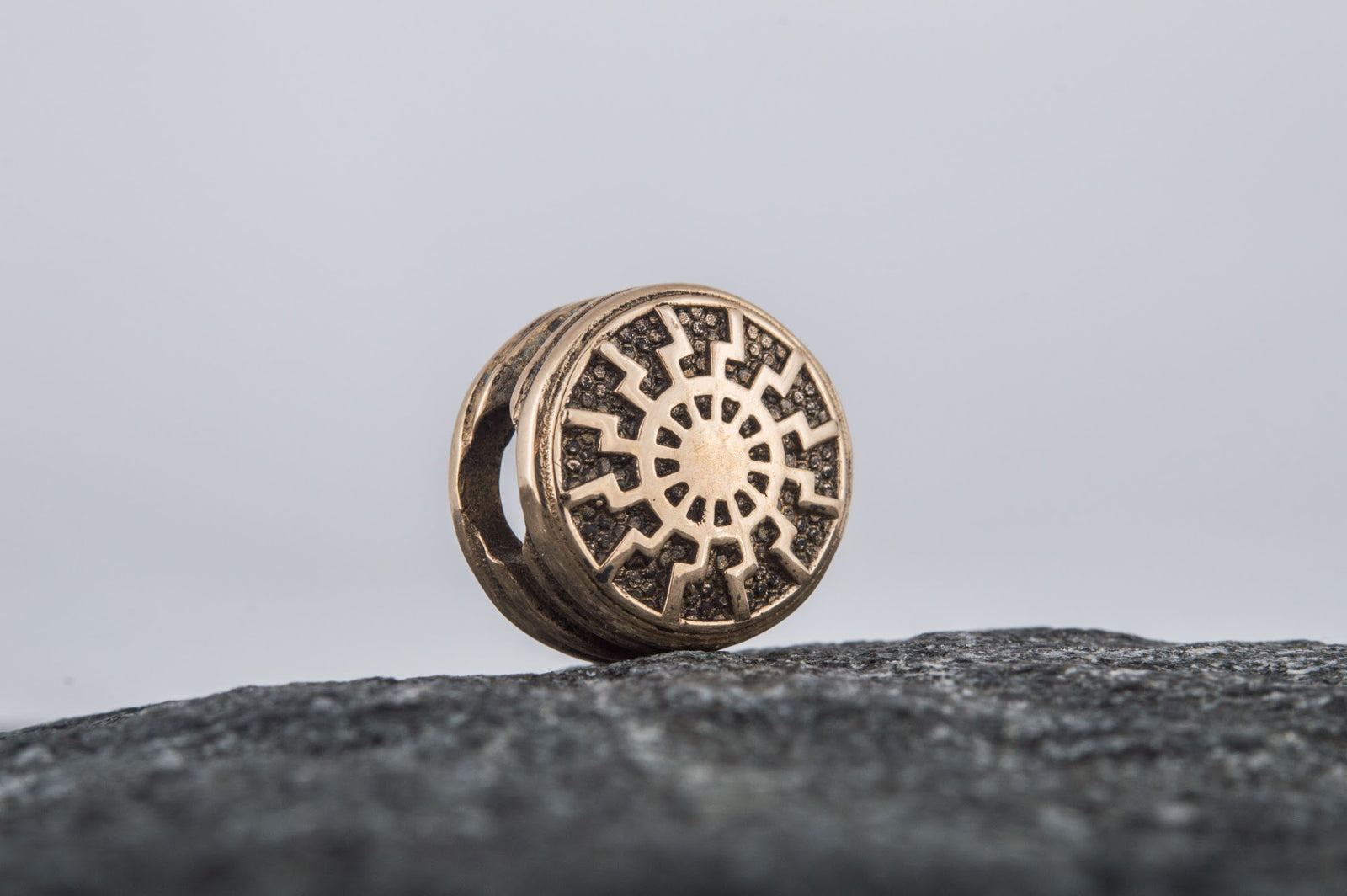 Perle de Barbe Médaillon Soleil Noir — Bronze