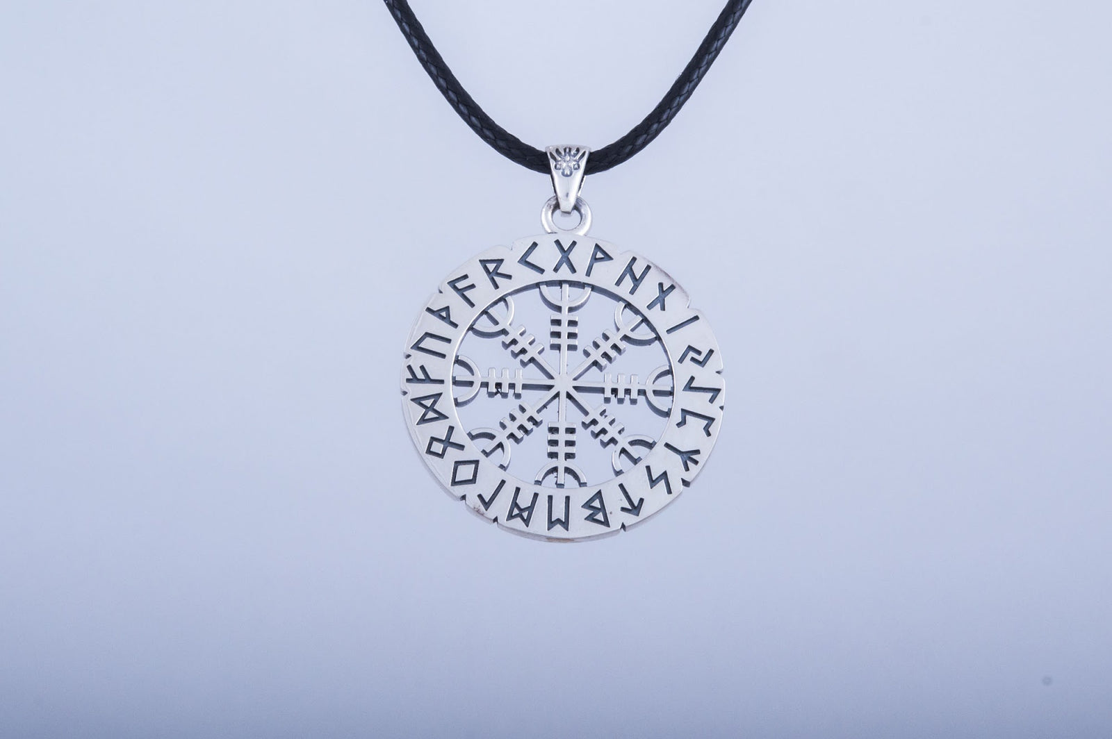 Pendentif Aegishjalmur et Futhark Ancien — Argent 925