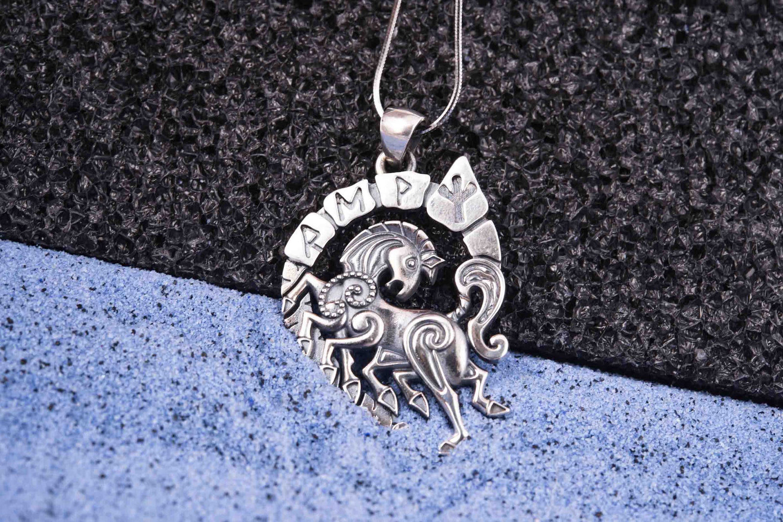Pendentif Sleipnir et Runes — Argent 925