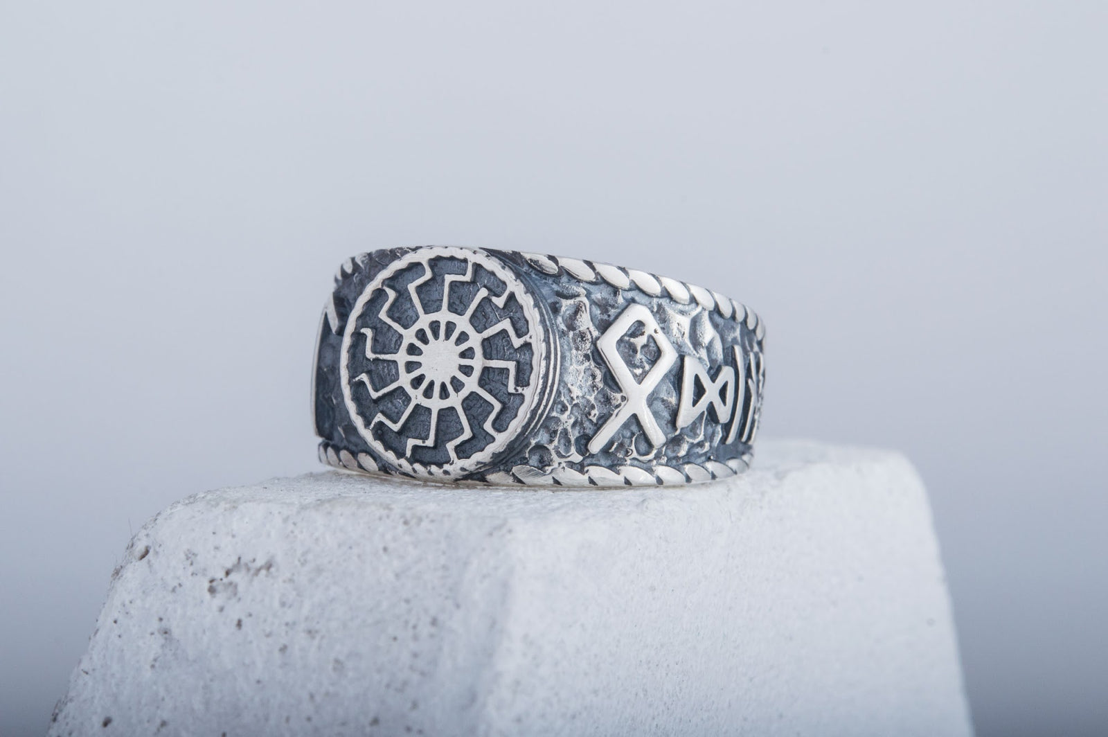 Bague Soleil Noir et Salut à Odin Runes — Argent 925