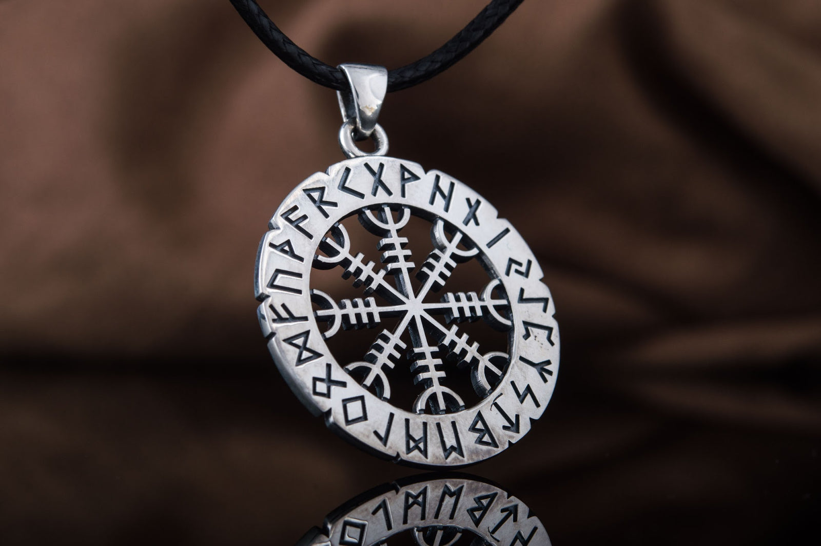 Pendentif Aegishjalmur et Futhark Ancien — Argent 925