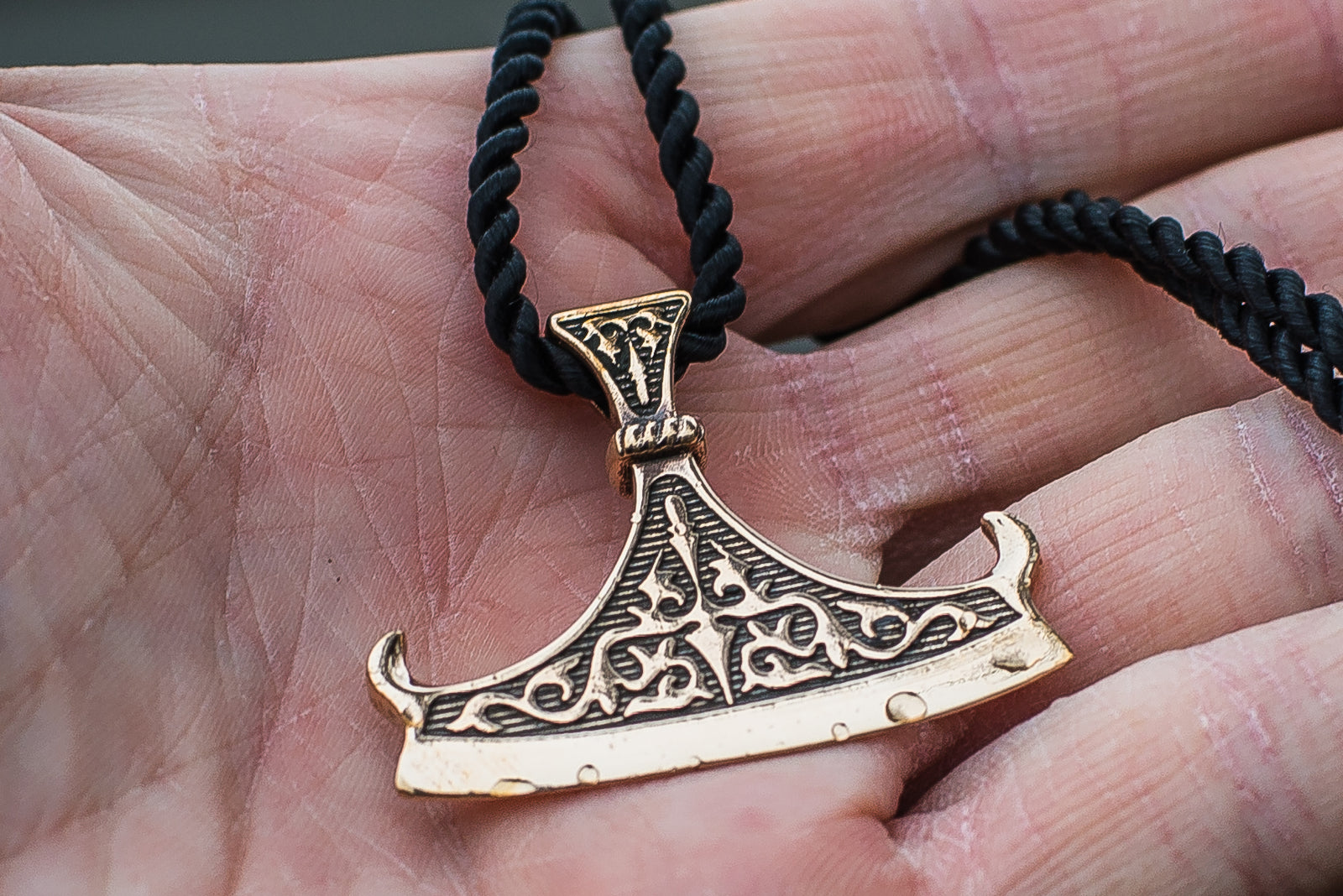 Pendentif Perun et Hache — Bronze