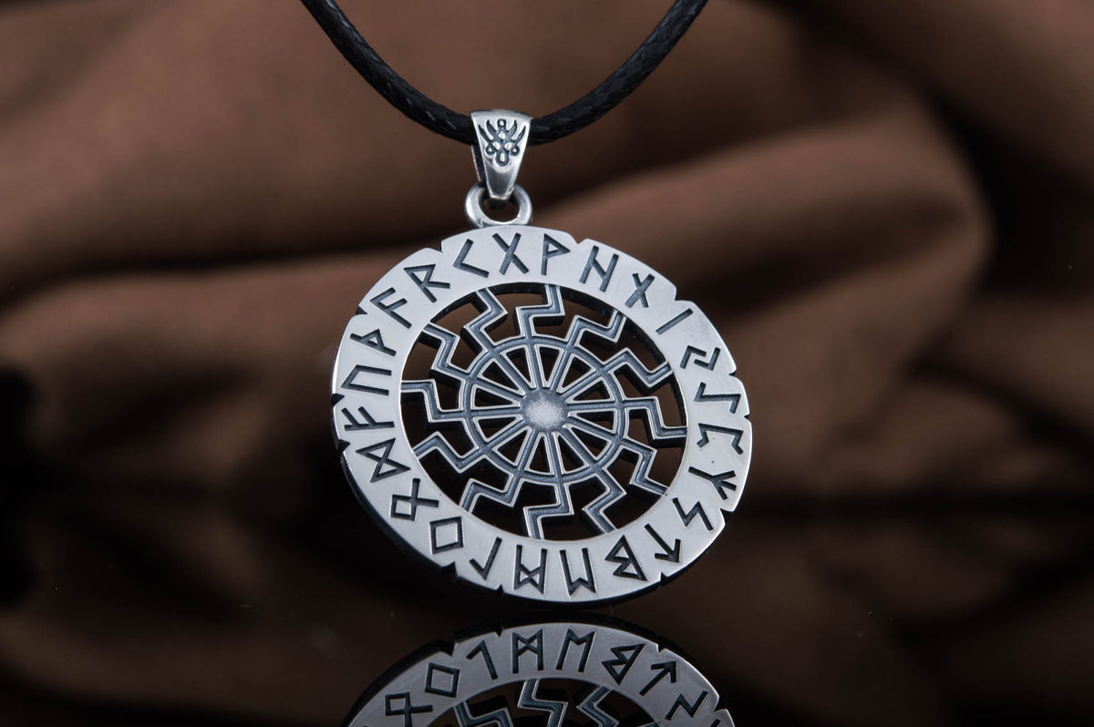 Pendentif Soleil Noir et Futhark Ancien — Argent 925