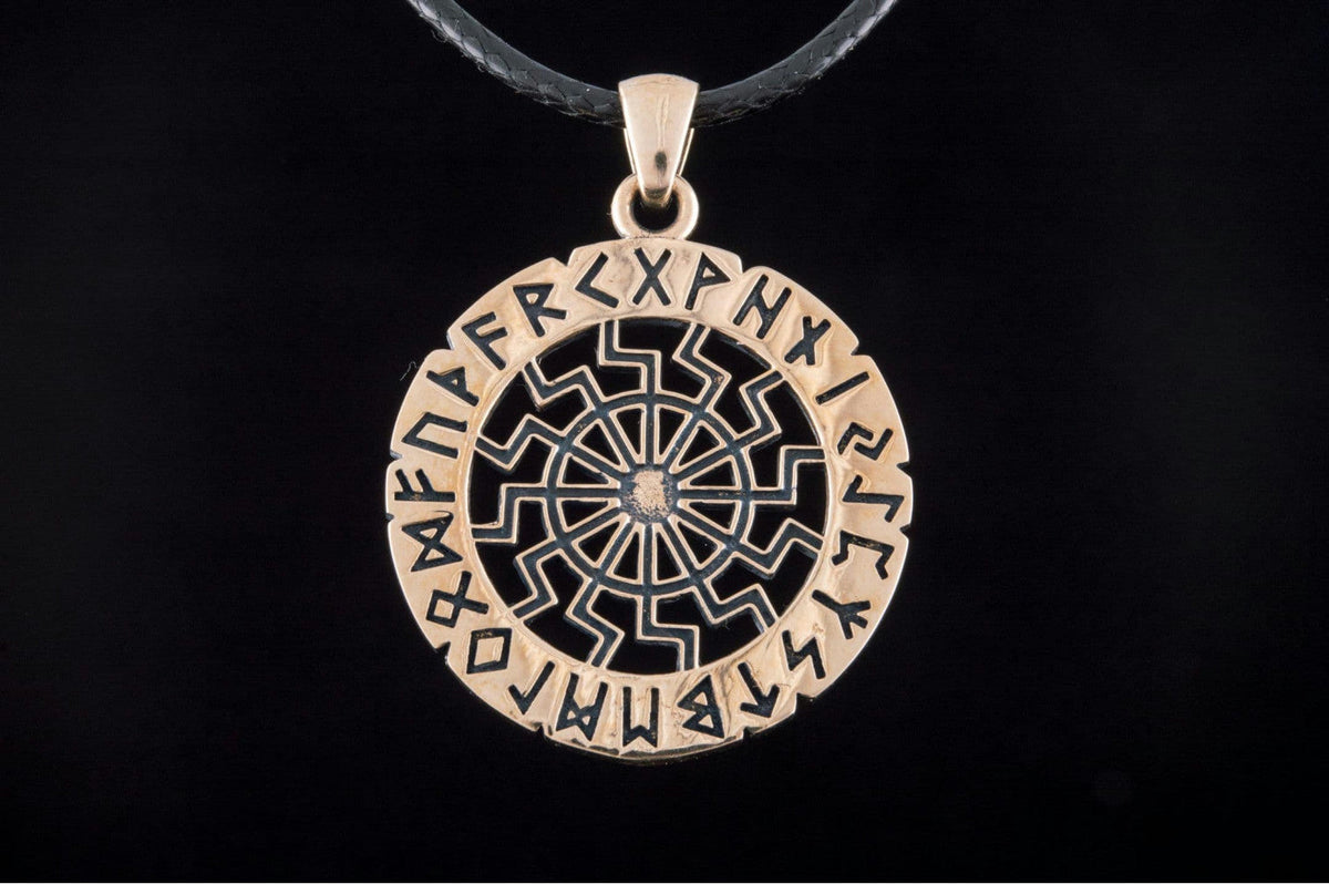 Pendentif Soleil Noir et Futhark Ancien — Bronze