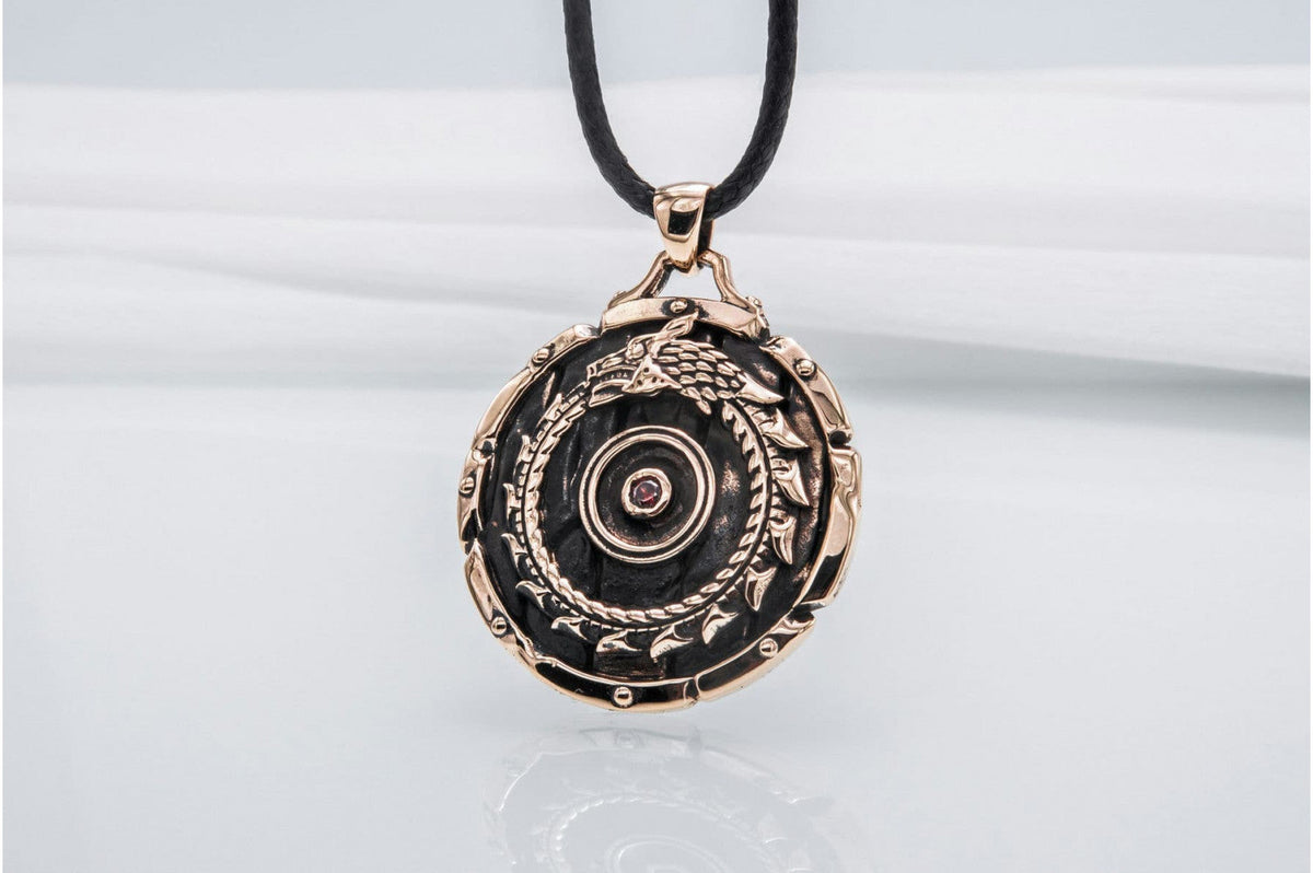Pendentif Bouclier et Ouroboros serti de pierres — Bronze
