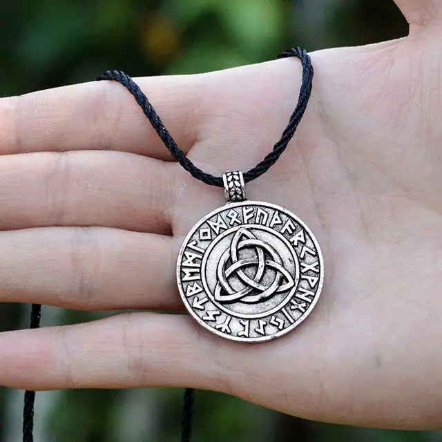 COLLIER-VIKING TRIQUETRA - RUNES - Viking Héritage