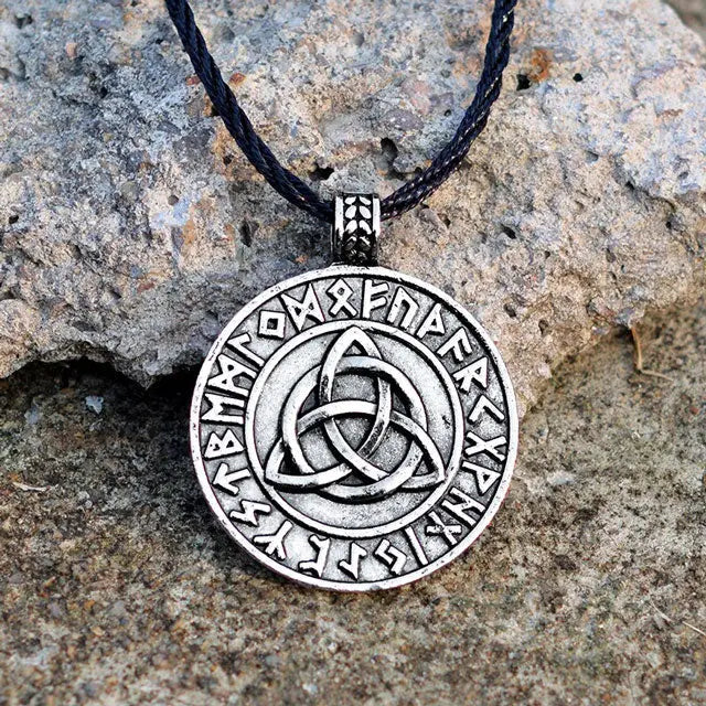 COLLIER-VIKING TRIQUETRA - RUNES - Viking Héritage