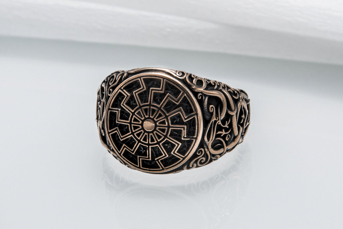 Bague Soleil Noir et Style Urnes — Bronze